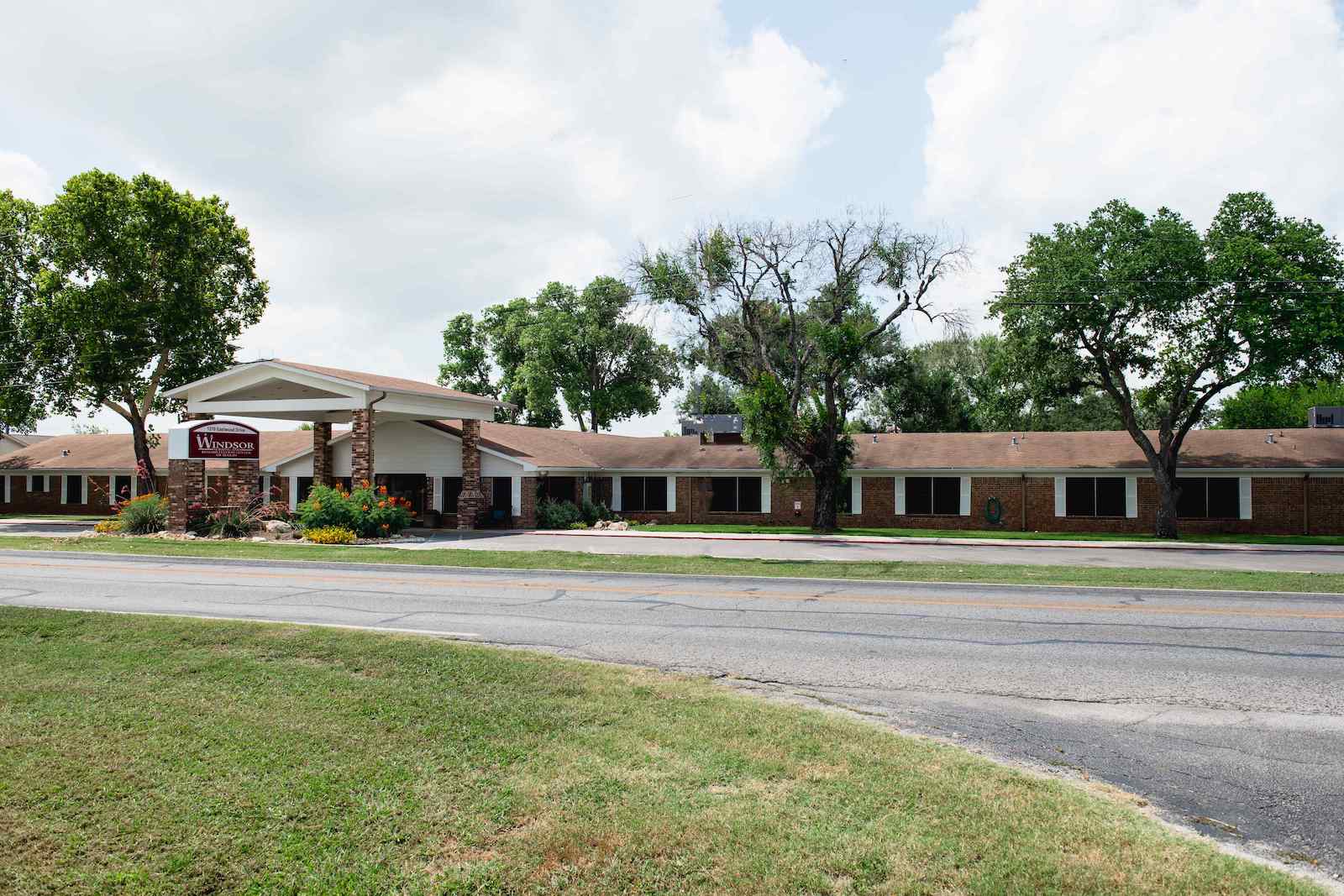 WINDSOR MISSION OAKS photo 4