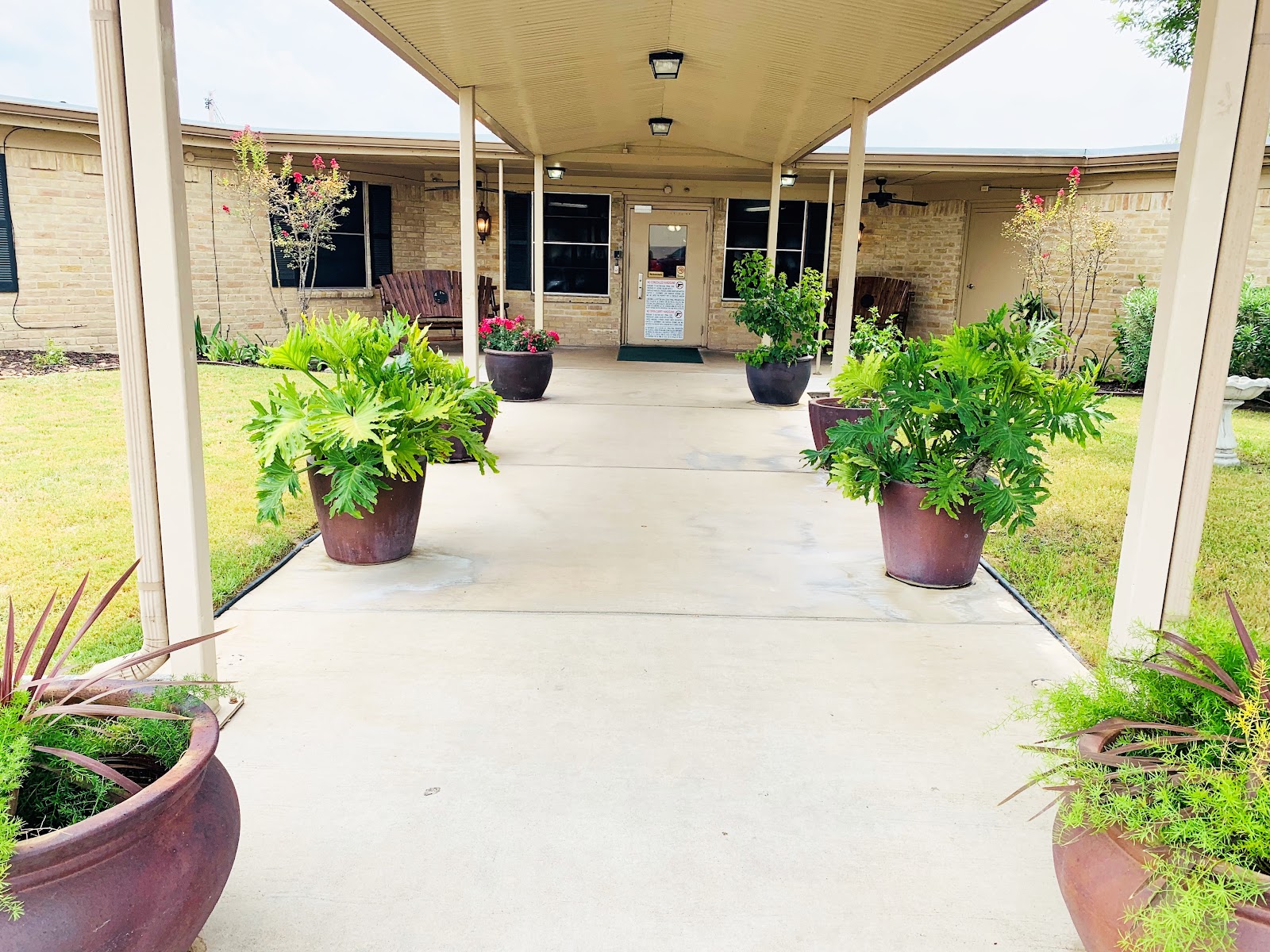 DEVINE HEALTH & REHABILITATION photo 3