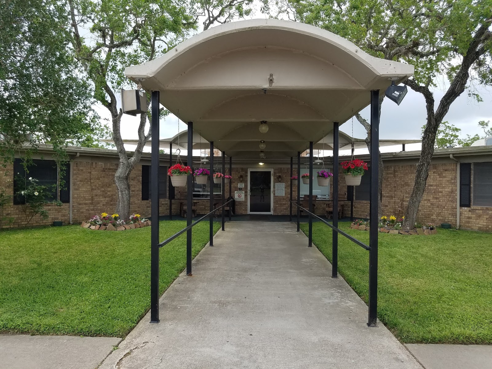 WHISPERING OAKS REHAB & NURSING photo 1