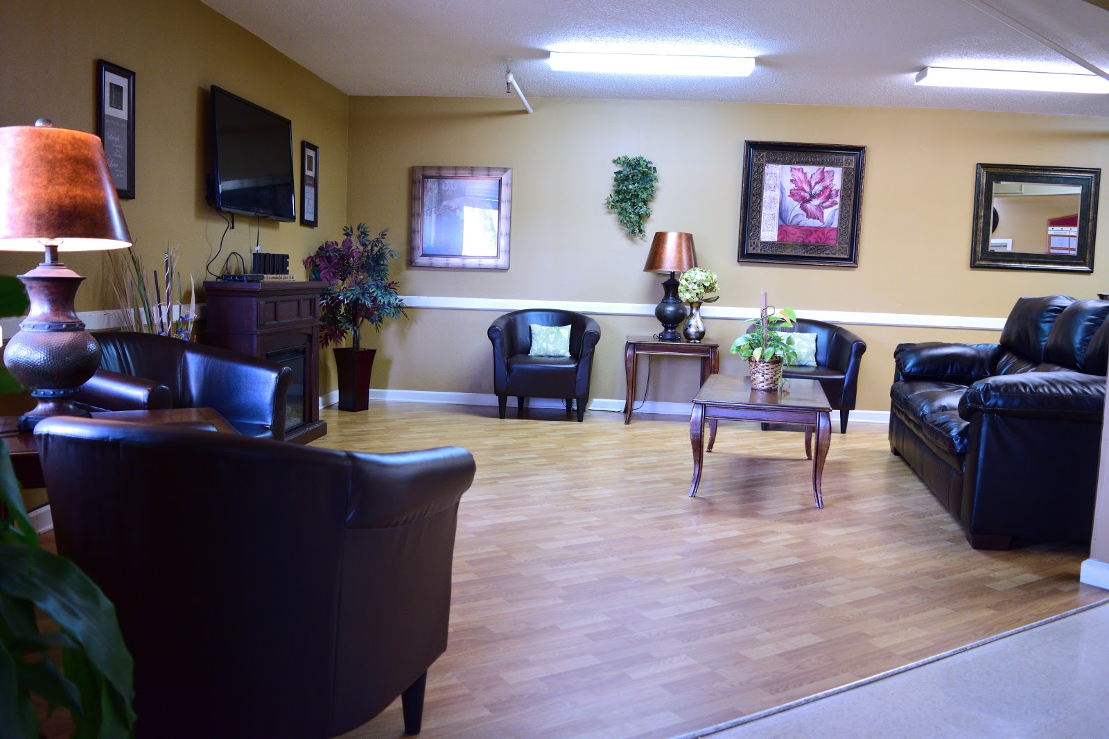 WHISPERING OAKS REHAB & NURSING photo 3