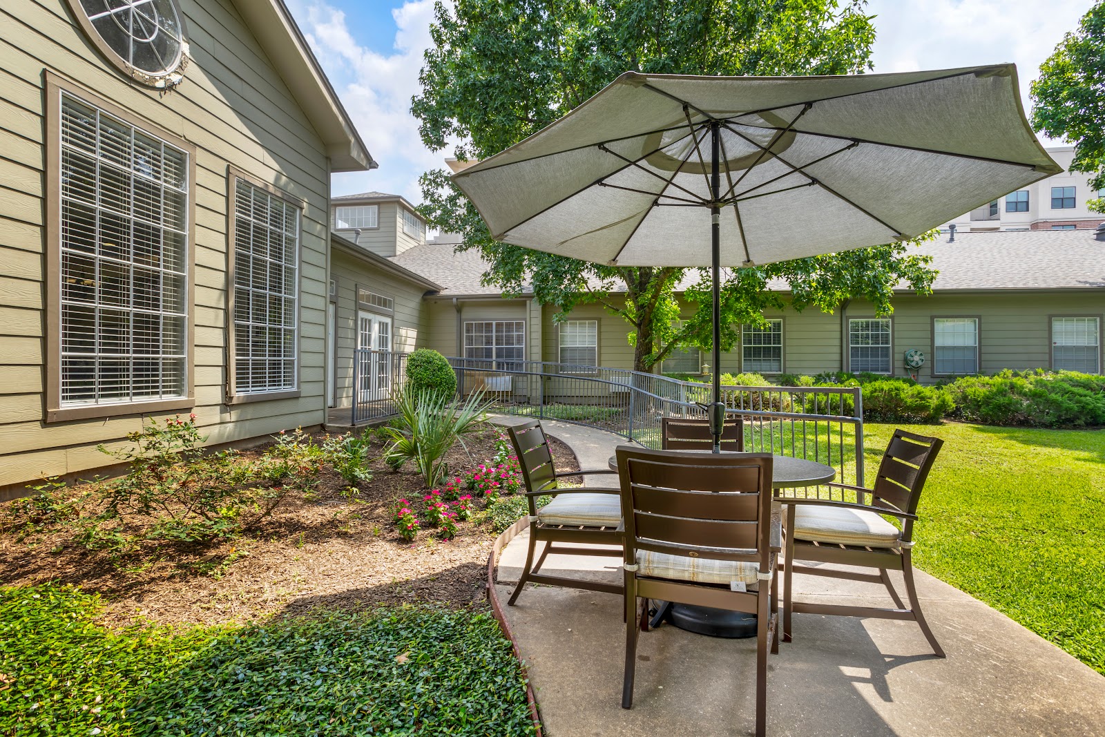BRAESWOOD ESTATES SENIOR LIVING